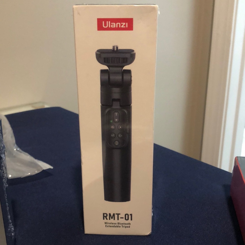 Ulanzi wireless Bluetooth extendable tripod (RMT-01) New in unopened box